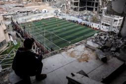 رياضيون يمارسون لعبة كرة القدم رغم الدمار الإسرائيلي
