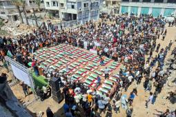 تشييع جثامين 112 شهيدًا من عائلة أبو شريعة والحساينة في واحدة من أفظع المجازر التي ارتكبها الاحتلال أثناء حرب الإبادة على غزة (أرشيفية)