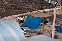 مستوطنون يحاصرون منازلا في قرية قصرة جنوب نابلس.
