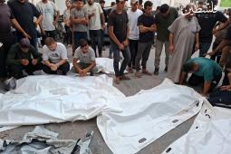 شهداء مجزرة استراحة ميناء غزة. تصوير :محمود أبو حصيرة