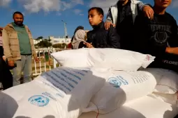 وجود نقص في كميات الدقيق الواردة إلى قطاع غزة بسبب الإجراءات الإسرائيلية المتعلقة بتحديد عدد من التجار المسموح لهم بإدخال البضائع