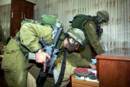 جنود الاحتلال يسرقون ممتلكات الفلسطينيين. (صورة أرشيفية)