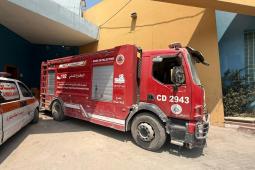 الدفاع المدني يطارد نيران الحرب بمركبة إطفاء وحيدة.