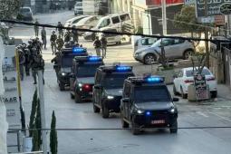 قوات الاحتلال اقتحمت البلدة وحاصرت المسجد وجاء الاقتحام عقب عملية إطلاق نار قرب مستوطنة "حلميش" شمال غرب رام الله