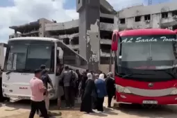 قرار التعليق يشمل نقل الأطباء والممرضين والكوادر الطبية إلى أماكن عملهم في المستشفيات والمراكز الطبية