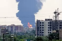 قالت القيادة المركزية الأميركية إن الضربات جاءت عقب ما وصفته بـ"محاولات هجومية" نفذها الحرس الثوري الإيراني مؤخرًا واستهدفت حركة الملاحة في مضيق هرمز