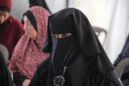 "ماما بدي أكل".. نداء يومي يثقل كاهل شادية في غزة