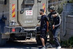 جنود الاحتلال يعتقلون فلسطينيين اثنين في الخليل