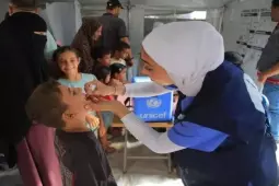 ودعت الوزارة أولياء أمور الأطفال المستهدفين إلى التوجه برفقة أطفالهم إلى المراكز الصحية المعتمدة لضمان إجراء الفحص الطبي الشامل وتلقي الجرعات المقررة