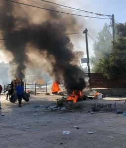 شبان يشعلون الإطارات تنديدا بجريمة الاحتلال