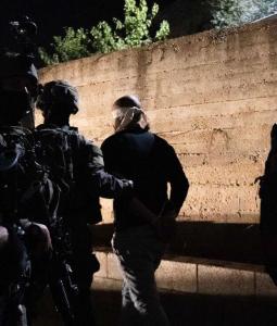 جنود الاحتلال يعتقلون فلسطينياً (أرشيف)
