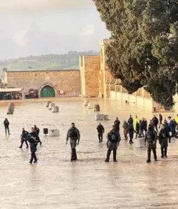 قوات الاحتلال تمهد للمستوطنين اقتحام المسجد الأقصى