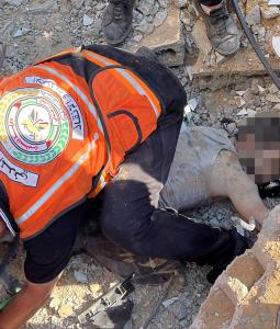 انتشال رفات 17 شهيدًا من تحت أنقاض المنازل المدمرة