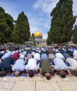 70 ألفا يؤدون صلاة الجمعة في المسجد الأقصى (أرشيف)