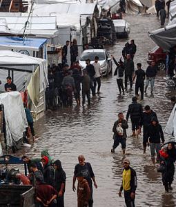 مياه الأمطار عمرت خياما تؤوي نازحين في مناطق منخفضة، فيما اقتلعت الرياح خياما أخرى