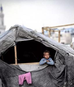 ظروف قاسية يعيشها النازحون مع بداية المنخفض الجوي