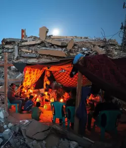 عائلة في قطاع غزة تعيش داخل خيمة بين ركام المنازل التي دمرها الاحتلال خلال الإبادة الجماعية