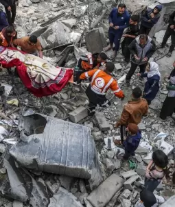 صورة أرشيفية من انتشال شهيد جراء قصف الاحتلال على غزة