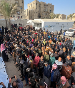 مواطنون يأدون صلاة الجنازة على شهداء ارتقوا بقصف خان يونس (تصوير: وكالات)