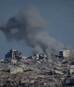 تصاعد أعمدة الدخان جراء غارة "إسرائيلية" على غزة