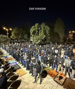 آلاف المصلين يؤدون صلاتي العشاء والتراويح في المسجد الأقصى