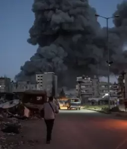 تصاعد أعمدة الدخان جراء غارة "إسرائيلية" على غزة (أرشيفية)