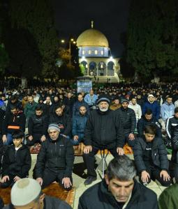 60 ألف مصلٍّ يؤدون صلاتيّ العشاء والتراويح في المسجد الأقصى