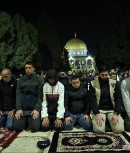 في اليوم الثامن من رمضان... الآلاف يؤدون صلاتيّ العشاء والتراويح بالمسجد الأقصى