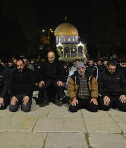 الآلاف يؤدون صلاتيّ العشاء والتراويح في المسجد الأقصى