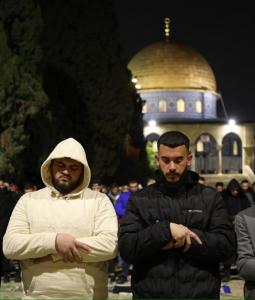 40 ألف مصلٍّ يؤدون صلاتيّ العشاء والتراويح في المسجد الأقصى