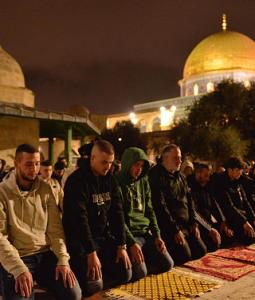 الآلاف يؤدون صلاتيّ العشاء والتراويح في المسجد الأقصى