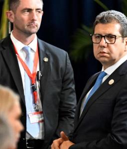 اللواء حسن رشاد (يمين) خلال شرم الشيخ للسلام في 13 أكتوبر 2025