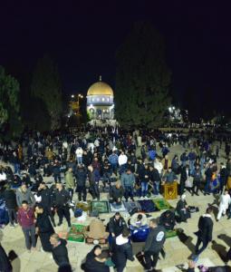 الآلاف يقيمون صلاة التراويح في المسجد الأقصى رغم قيود الاحتلال