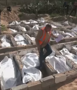 الاحتلال الإسرائيلي يسلم الدفعة الأخيرة من الشهداء مجهولي الهوية إلى قطاع غزة وهي عبارة عن بقايا أعضاء بشرية في أكياس