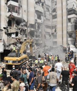 انتشال جثامين شهداء تحت أنقاض منزل دمره الاحتلال (أرشيفية)