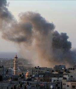 تصاعد أعمدة الدخان جراء غارة إسرائيلية على قطاع غزة