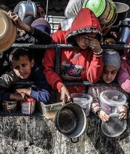 الإعلامي الحكوميّ:  2.4 مليون غزيّ يستقبلون العيد بظروفٍ إنسانية كارثية