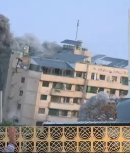 لحظة نسف الاحتلال مبنى سكني في بيروت