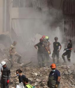 محاولة إنقاذ ضحايا تحت أنقاض مبنى دمّره الاحتلال في لبنان