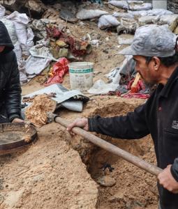 يعتلي محمود حماد (45 عاما) تلة من الرمال ويحفر بيدين عاريتين وبأدوات بدائية بين الركام بحثا عن رفات زوجته وأطفاله الذين فقدهم تحت الأنقاض.