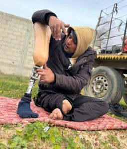 بقدم واحدة... "أبو شلُّوف" يصنع الجمال ليعيل أسرته النَّازحة