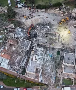 آثار سقوط صاروخ إيراني على ملجأ في مجمع سكني في مدينة بيت شيمش غربي القدس المحتلة