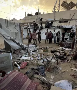 صورة أرشيفية من قصف الاحتلال خيام النازحين بغزة