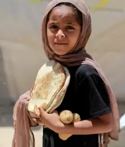 الخبز على حافة الغياب... هل ينبئ رغيف غزة عن عودة شبح المجاعة؟