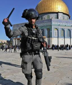 قوات الاحتلال خلال اعتداءاتها في المسجد الأقصى