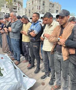 مواطنون يؤدون صلاة الجنازة على أحد الشهداء (أرشيف)