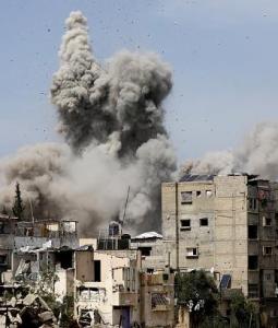 تصاعد أعمدة الدخان جراء غارة "إسرائيلية" على غزة
