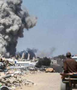 تصاعد أعمدة الدخان جراء غارة للاحتلال على قطاع غزة