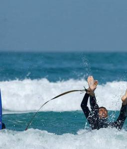 بين الرصاص وهدير البحر.. يزن النَّحال يطفو بحلمه فوق الأمواج