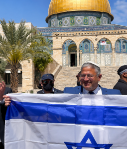 إيتمار بن غفير يرفع العلم الإسرائيلي في اقتحام المسجد الأقصى